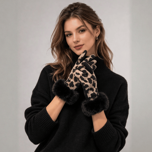 Luva Feminina Animal Print com Detalhe em Pelúcia